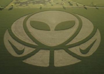 Η Nike θα λανσάρει τα προϊόντα του Ουεμπανιαμά με σήμα ένα... άλιεν! (vid)