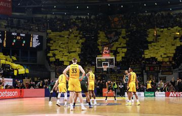 Ασύλληπτη ατμόσφαιρα από τον κόσμο της ΑΕΚ στη Sunel Arena (vid)
