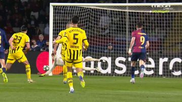 Mπαρτσελόνα - Ντόρτμουντ: Στο δεξί δοκάρι του Κόμπελ το δυνατό σουτ του Φιρμίν