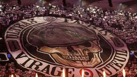 Ο πόλεμος των οπαδών συνεχίστηκε στις κερκίδες στο Παρί - Άστον Βίλα: Οι Παριζιάνοι σατίρισαν το «Peaky Blinders» μπροστά στον Πρίγκιπα Γουίλιαμ