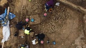 Η ανακάλυψη εκατοντάδων πτωμάτων κάτω από ένα γήπεδο ποδοσφαίρου έχει αναστατώσει την Ευρώπη