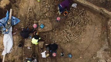 Η ανακάλυψη εκατοντάδων πτωμάτων κάτω από ένα γήπεδο ποδοσφαίρου έχει αναστατώσει την Ευρώπη