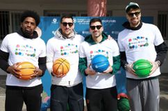 Ολυμπιακός και Παναθηναϊκός έγιναν «One Team» και μοίρασαν δώρα και χαμόγελα σε μαθητές Δημοτικού Σχολείου της Αθήνας