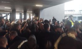 Αποθέωση για τον ΠΑΟΚ κατά την άφιξη, «ΠΑΟΚΑΡΑ φέρε μας το Κύπελλο» (pic/vid)