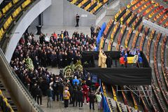 Πόσες  χιλιάδες κόσμου παραβρέθηκαν στο λαϊκό προσκύνημα της σωρού του Μιρτσέα Λουτσέσκου (pic)