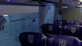 Χαμός έξω από το «Καμπ Νόου»: Οι οπαδοί της Μπαρτσελόνα την έπεσαν στο πούλμαν της Ατλέτικο (pic & vid)