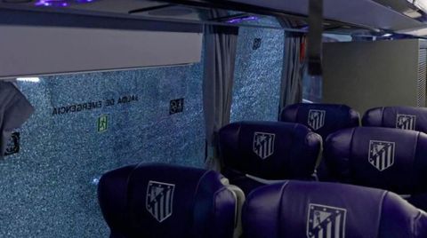 Χαμός έξω από το «Καμπ Νόου»: Οι οπαδοί της Μπαρτσελόνα την έπεσαν στο πούλμαν της Ατλέτικο (pic & vid)