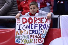 Από την Άρτα στη Σόφια, για τη φανέλα του Ντόρσεϊ: Ο μικρός φίλος του Ολυμπιακού που «έκλεψε» την παράσταση