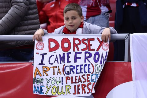 Από την Άρτα στη Σόφια, για τη φανέλα του Ντόρσεϊ: Ο μικρός φίλος του Ολυμπιακού που «έκλεψε» την παράσταση