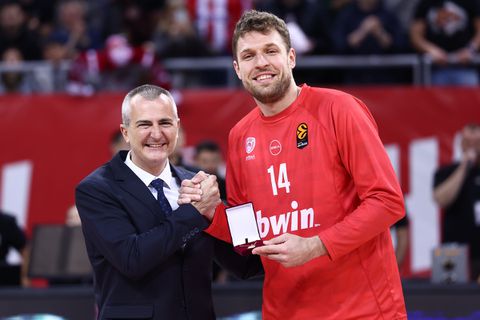 Χάποελ - Ολυμπιακός: Ο υπουργός αθλητισμού της Βουλγαρίας τίμησε τον Βεζένκοφ