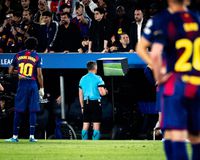 Επίσημη καταγγελία της Μπαρτσελόνα στην UEFA: Ζητά πρόσβαση στις συνομιλίες του VAR στο ματς με την Ατλέτικο