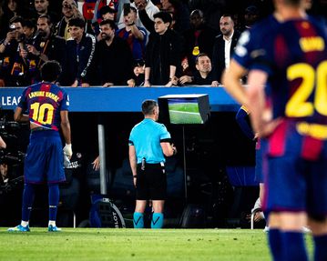 Επίσημη καταγγελία της Μπαρτσελόνα στην UEFA: Ζητά πρόσβαση στις συνομιλίες του VAR στο ματς με την Ατλέτικο