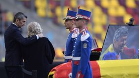 Συγκλονιστικές στιγμές για τον Ραζβάν Λουτσέσκου: Για δεύτερη μέρα δίπλα στον πατέρα του