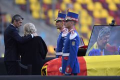 Συγκλονιστικές στιγμές για τον Ραζβάν Λουτσέσκου: Για δεύτερη μέρα δίπλα στον πατέρα του