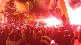 Tο αεροπλάνο της ΑΕΚ περνά και το αεροδρόμιο παίρνει «φωτιά»