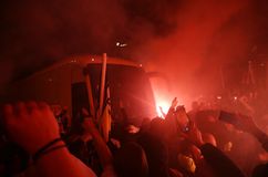 Σε κλοιό λατρείας τα Σπάτα από τον κόσμο της ΑΕΚ, μέχρι τις 5:00 το πρωί