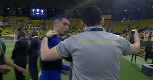 Ο Κριστιάνο έσπρωξε μέλος της Αλ-Καλίτζ που ήθελε να βγάλει σέλφι μαζί του (vid)