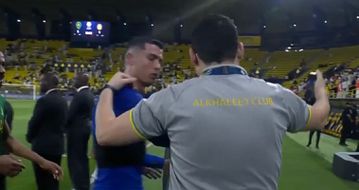 Ο Κριστιάνο έσπρωξε μέλος της Αλ-Καλίτζ που ήθελε να βγάλει σέλφι μαζί του (vid)