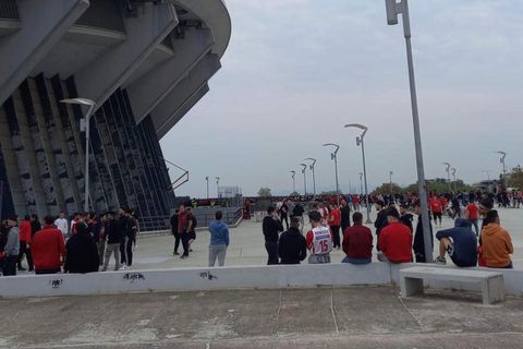 «Τρέλα» για το Game 5 με τη Φενέρ: Χιλιάδες οπαδοί του Ολυμπιακού μέσα κι έξω από το ΣΕΦ! (vid)
