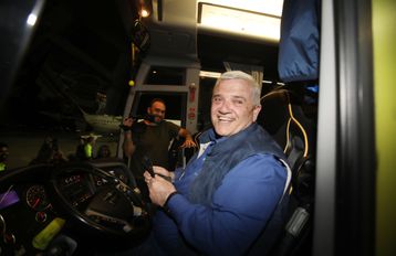 Ο Μελισσανίδης έκατσε στο τιμόνι του πούλμαν: «Τους τελείωσες, πάρ' το και φύγε», του φώναζε ο κόσμος! (vid)