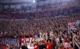 Ολυμπιακός - Φενέρμπαχτσε: Το ΣΕΦ στα... κόκκινα από νωρίς (vid)