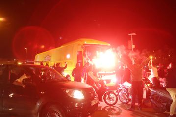 Τρέλα και παράνοια από τους οπαδούς για την ΑΕΚ στο Ελευθέριος Βενιζέλος