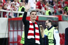 Στο Καραϊσκάκης με κασκόλ του Ολυμπιακού για τη ρεβάνς με την Άστον Βίλα ο Γιώργος Μπαρτζώκας