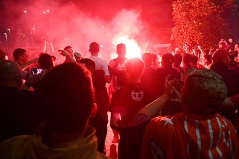 Έγινε η νύχτα μέρα στο Πασαλιμάνι: Οι έξαλλοι πανηγυρισμοί από τους οπαδούς του Ολυμπιακού για την πρόκριση στον τελικό του Conference League (vid&gallery)