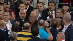 Αποθέωση, ξέσπασμα και επεισόδια: Το σόου του Αταμάν μετά τη νίκη - πρόκριση της Εφές επί της Φενέρ (vid)