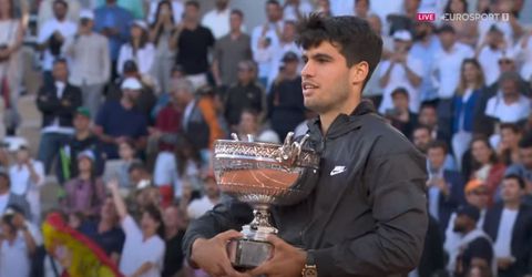 Αλκαράθ: «Έβλεπα το Roland Garros στην τηλεόραση και τώρα κρατάω το τρόπαιο»