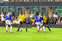 Το «bullying» του Ροναλντίνιο στον σωματοφύλακα του Μέσι (vid)