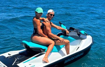 Ζήλεψε τον Μέσι ο Ρονάλντο και έβγαλε φωτογραφία πάνω σε τζετ σκι με τη Χεορχίνα να κλέβει την παράσταση! (gallery)