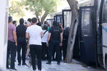 «Τους ακολουθούσαμε σε απόσταση πενήντα μέτρων»: Οι καταθέσεις των αστυνομικών για τα επεισόδια στη Νέα Φιλαδέλφεια