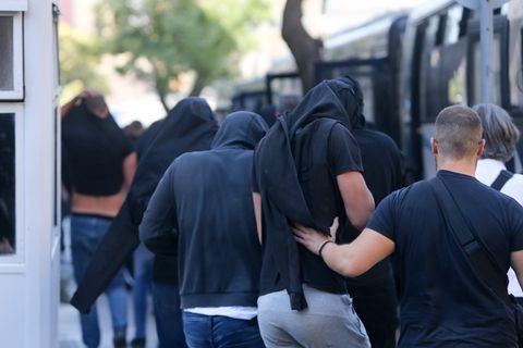 Στην Ευελπίδων οι συλληφθέντες – Οργή από το πλήθος: «Ψόφο φασίστες, δολοφόνοι! Από πού θα φύγετε;» (vids)