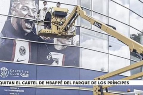 Η Παρί Σεν Ζερμέν αφαίρεσε την αφίσα του Εμπαπέ από το γήπεδο και σταμάτησε την πώληση της φανέλας του