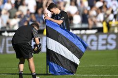 O Τζόλης κάρφωσε στη σέντρα τη σημαία της Μπριζ μετά το ντέρμπι της πόλης, τι σημαίνει αυτή η κίνηση! (vid)