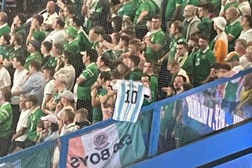 Οι Ιρλανδοί τρόλαραν τους Γάλλους με τη φανέλα του Μέσι για τον χαμένο τελικό του Μουντιάλ