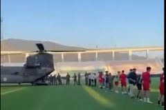 Οι ποδοσφαιριστές του Βόλου φόρτωσαν Σινούκ με εφόδια για τους πληγέντες της κακοκαιρίας Daniel στη Θεσσαλία (vid)