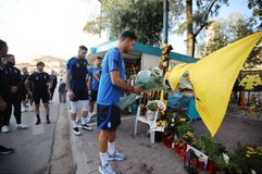 H Eθνική απέδωσε φόρο τιμής για τον αδικοχαμένο Μιχάλη έξω από την Opap Arena