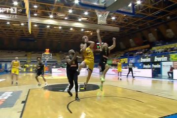 Τρομερή κίνηση από Πλάθα: Ο Καμπεγκέλε σώριασε αναίτια τον 18χρονο Ζούγρη στο παρκέ και ο Ισπανός έσπευσε να δει την κατάστασή του (vid)