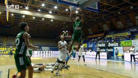 Το εντυπωσιακό κάρφωμα του Κώστα Αντετοκούνμπο με τα δύο χέρια