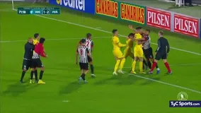 Το απόλυτο χάος: Η έλλειψη σεβασμού ενός τερματοφύλακα είχε ως αποτέλεσμα τέσσερις αποβολές, τέσσερις κίτρινες και ολιγόλεπτη διακοπή αγώνα! (vid)