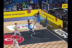 Προσοχή δαγκώνει: Ο Κώστας Αντετοκούνμπο έκανε 4 μπλοκ στο πρώτο μέρος! (vid)