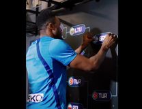 Ο Θανάσης Αντετοκούνμπο κόλλησε το αυτοκόλλητο της Ελλάδας στο bracket του Eurobasket 2025 (vid)!