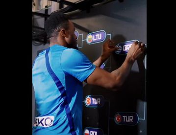 Ο Θανάσης Αντετοκούνμπο κόλλησε το αυτοκόλλητο της Ελλάδας στο bracket του Eurobasket 2025 (vid)!