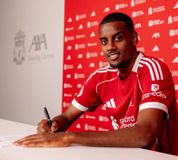 «Δεν γνωρίζουν όλοι την πλήρη ιστορία» - Ο Ίσακ υπαινίσσεται κρυφές λεπτομέρειες για τη μεταγραφή του στη Λίβερπουλ