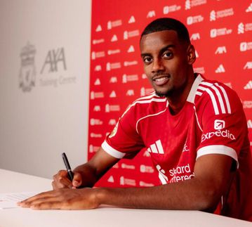 «Δεν γνωρίζουν όλοι την πλήρη ιστορία» - Ο Ίσακ υπαινίσσεται κρυφές λεπτομέρειες για τη μεταγραφή του στη Λίβερπουλ