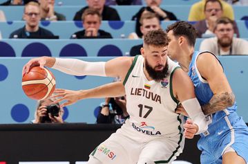 Ενοχλήσεις στον ώμο φάνηκε να έχει ο Βαλαντσιούνας, έβαλε και πάγο