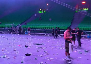 ΟΑΚΑ: Αποκαρδιωτικές εικόνες με σκουπίδια στο glass floor μετά από συναυλία (vid)