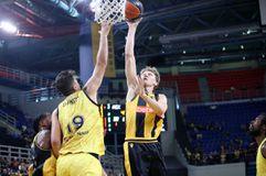 Σπασμό στη μέση ο Κουζμίσνκας στην ΑΕΚ, που θα κάνει θεραπεία